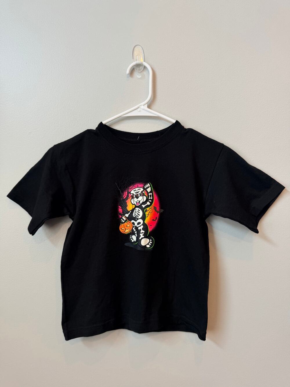 Official Buc-ees Halloween Spooky Stuff Glow In Dark Skeleton T-Shirt Size YXS